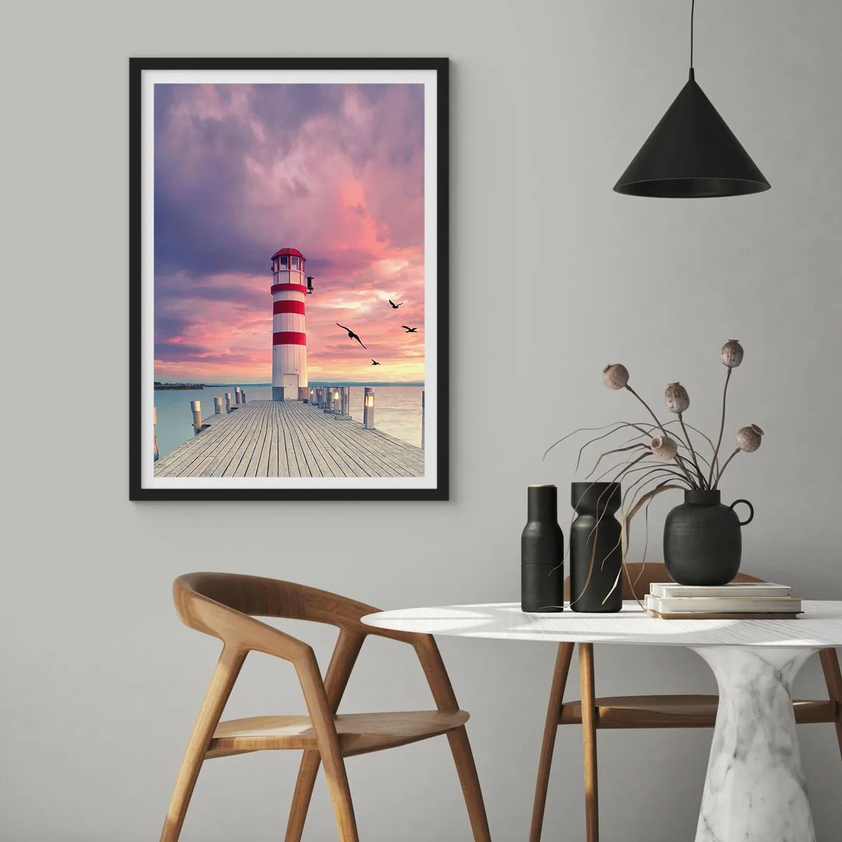 Póster en marco negro - Faro con la puesta de sol como telón de fondo - 50x70cm - Hora de ir al puerto - Decoración de pared moderna para salón y dormitorio ARTTOR