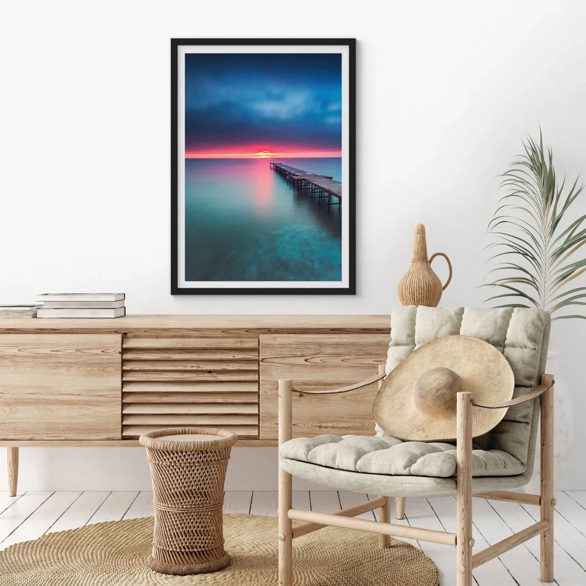 Póster en marco negro - Un embarcadero que se extiende hacia un mar tranquilo al atardecer. - 50x70cm - Entre el cielo y el agua - Decoración de pared moderna para salón y dormitorio ARTTOR
