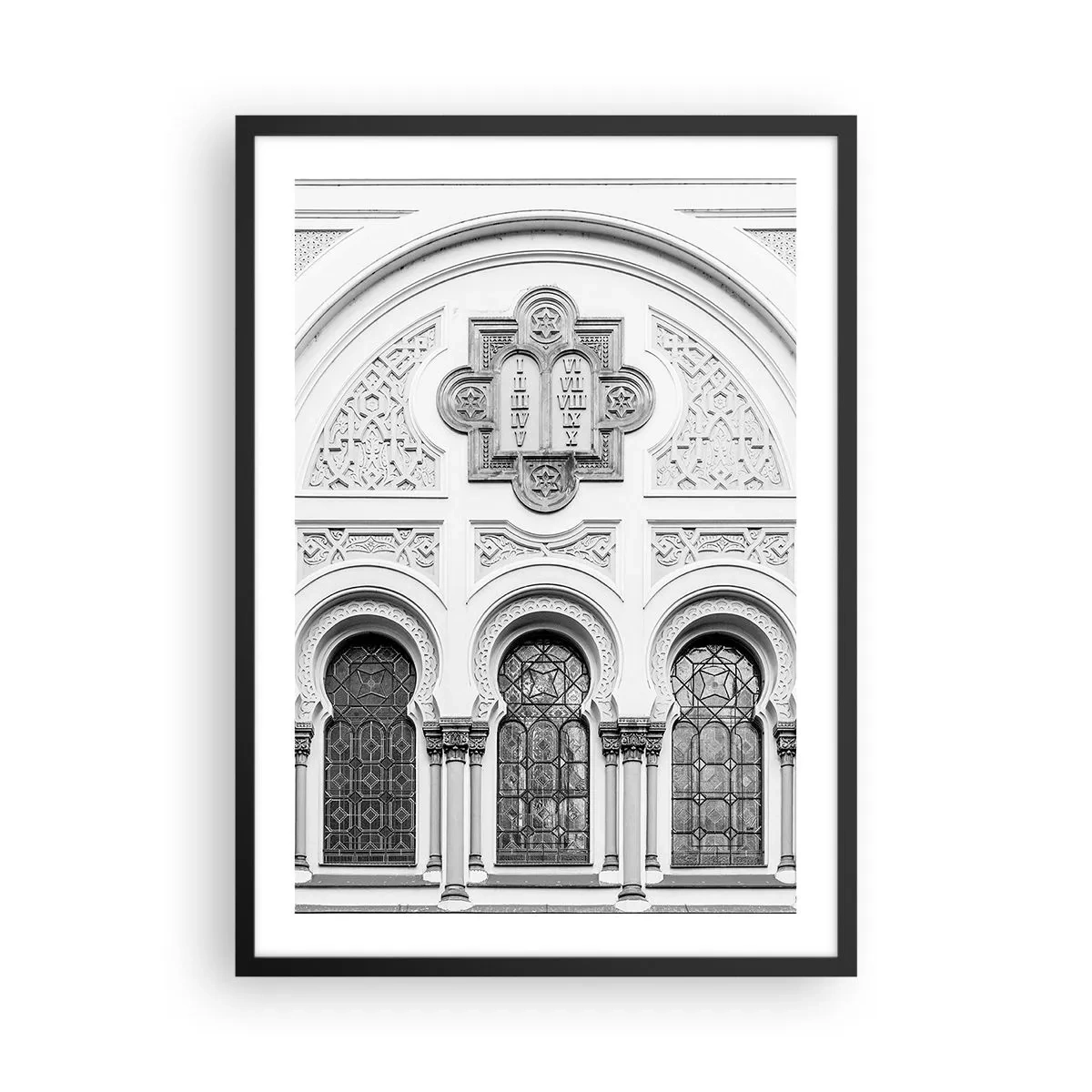 Póster en marco negro - Detalle arquitectónico de estilo neogótico, en blanco y negro. - 50x70cm - En la frontera de las culturas - Decoración de pared moderna para salón y dormitorio ARTTOR