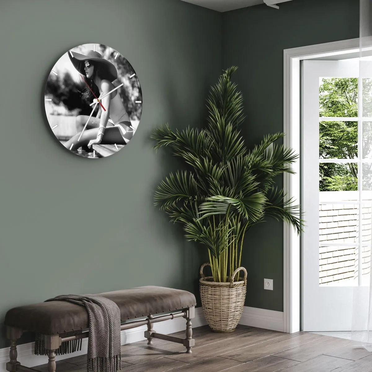 Reloj de pared - Reloj de vidrio - Retrato de mujer elegante con sombrero y gafas de sol junto a la piscina. - 30x30cm - Un sueño de verano - Decoración de pared moderna para salón, cocina y dormitorio ARTTOR