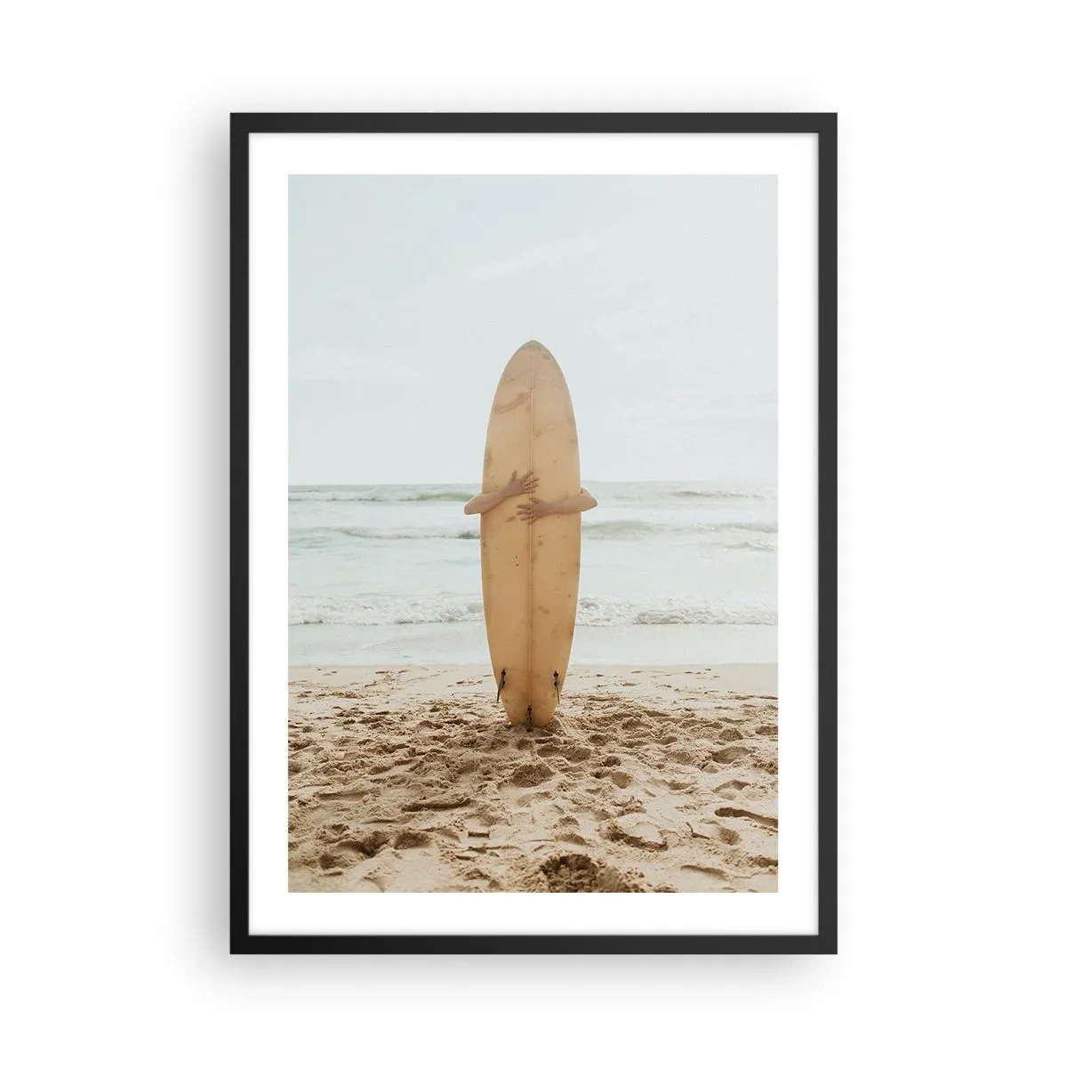 Póster en marco negro - Una persona sosteniendo una tabla de surf en una playa, con vistas al mar. - 50x70cm - Por el amor de las olas - Decoración de pared moderna para salón y dormitorio ARTTOR