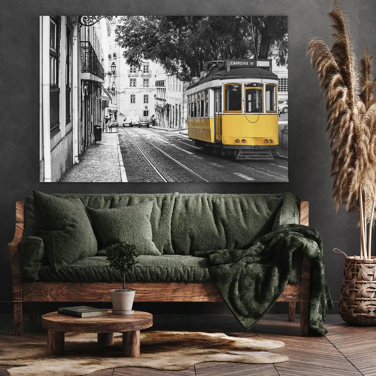 Cuadro sobre lienzo - Impresión de Imagen - Un tranvía amarillo con el telón de fondo de una calle en blanco y negro. - 70x50cm - Y un fado de fondo - Decoración de pared moderna para salón y dormitorio ARTTOR