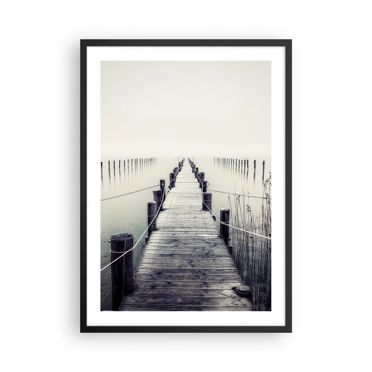 Póster en marco negro - Un puente de madera que conduce a una extensión de agua brumosa. - 50x70cm - Sumergirse en la paz - Decoración de pared moderna para salón y dormitorio ARTTOR