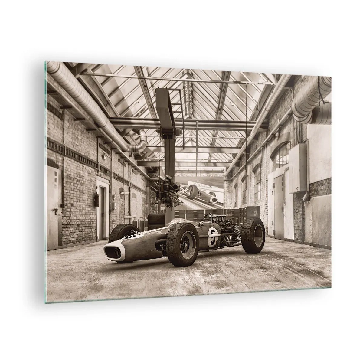 Cuadro sobre vidrio - Impresiones sobre Vidrio - Un coche de carreras clásico en una nave industrial. - 70x50cm - El descanso del vencedor - Decoración de pared moderna para salón y dormitorio ARTTOR