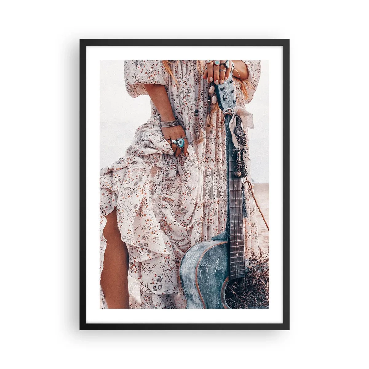 Póster en marco negro - Un fragmento de un vestido con adornos y una guitarra estilo boho. - 50x70cm - Una flor en el camino - Decoración de pared moderna para salón y dormitorio ARTTOR