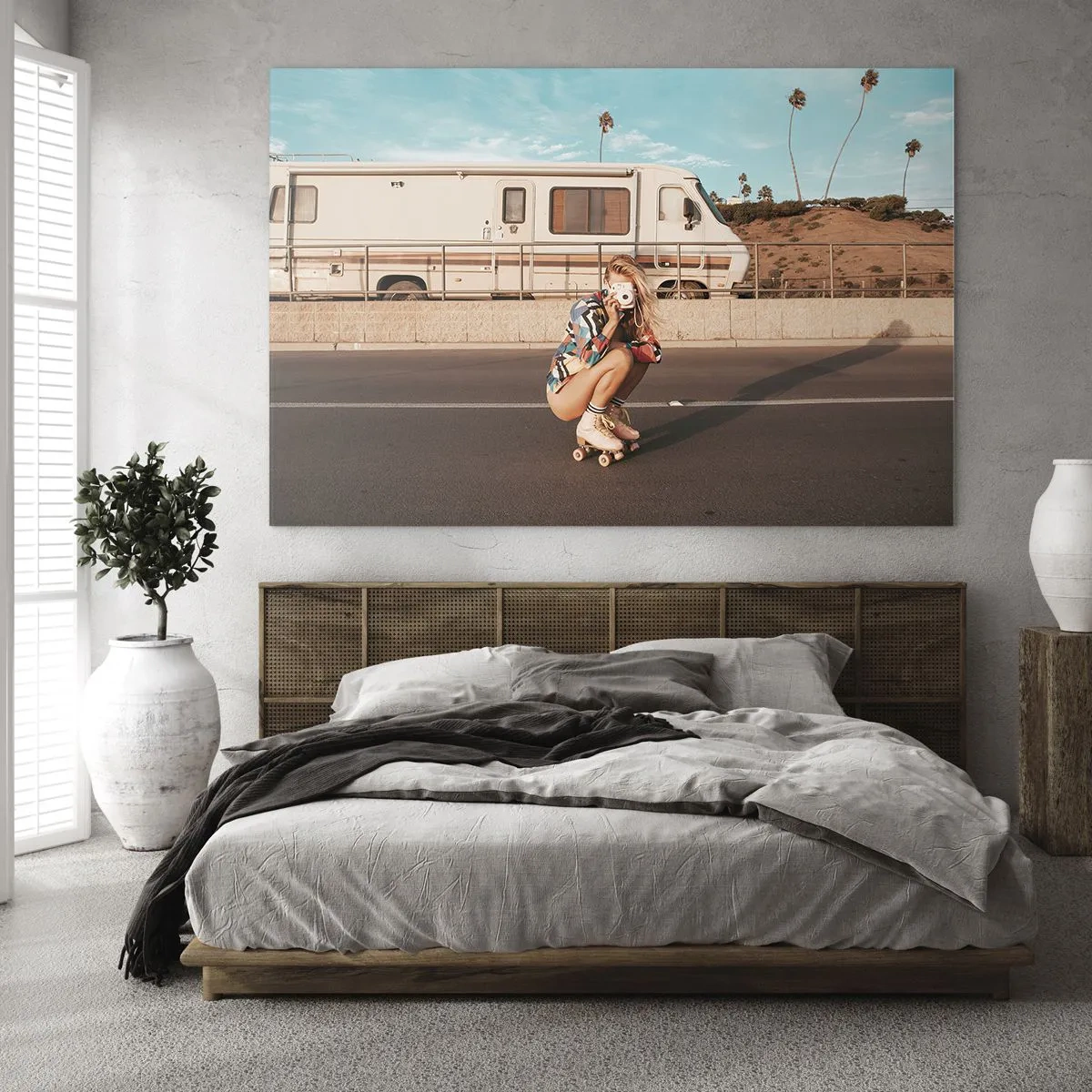 Cuadro sobre vidrio - Impresiones sobre Vidrio - Una niña en patines tomando fotografías bajo el sol de California. - 70x50cm - ¡Sonrían, por favor! - Decoración de pared moderna para salón y dormitorio ARTTOR
