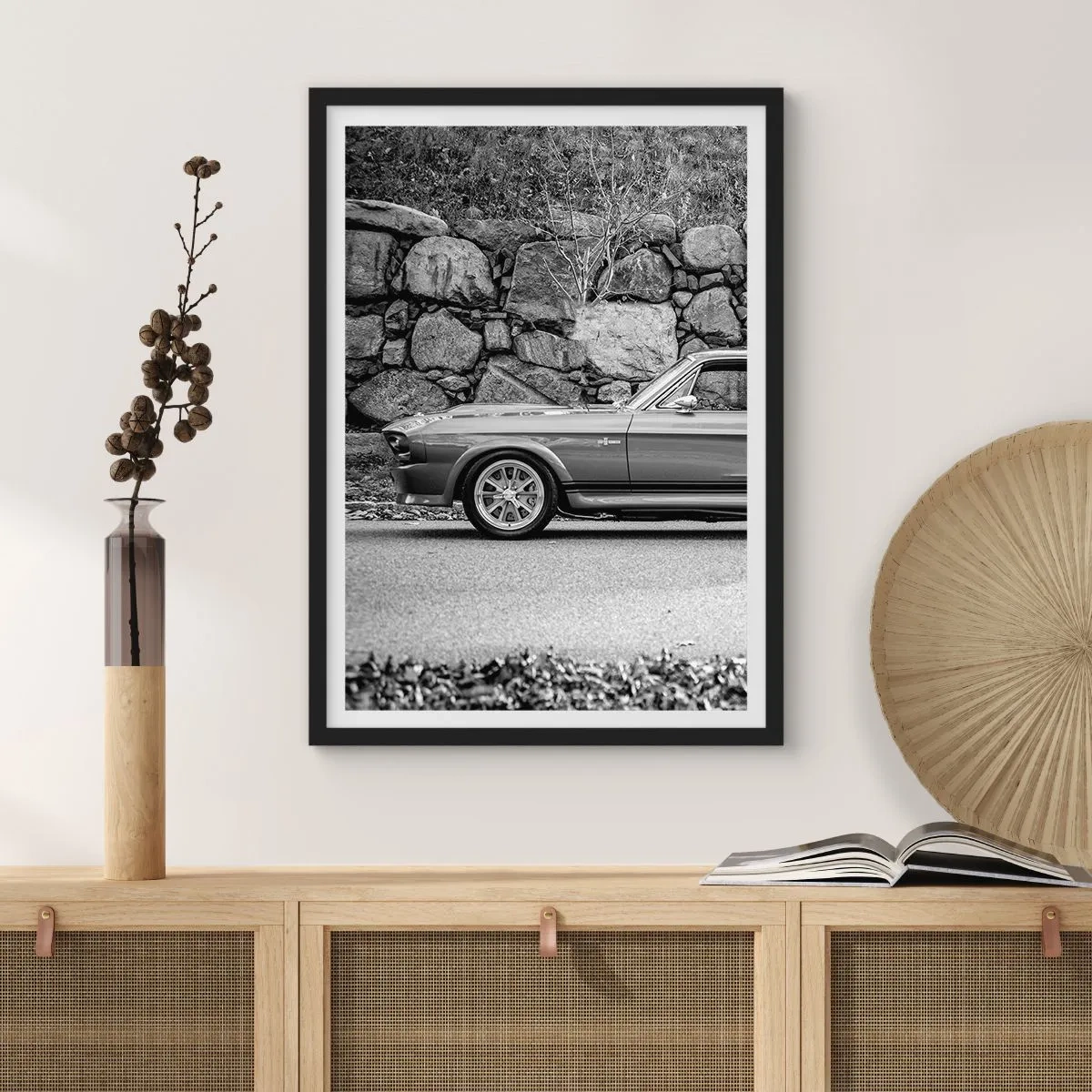 Póster en marco negro - Coche clásico en blanco y negro contra un muro de piedra. - 50x70cm - Una leyenda de los años 60 - Decoración de pared moderna para salón y dormitorio ARTTOR