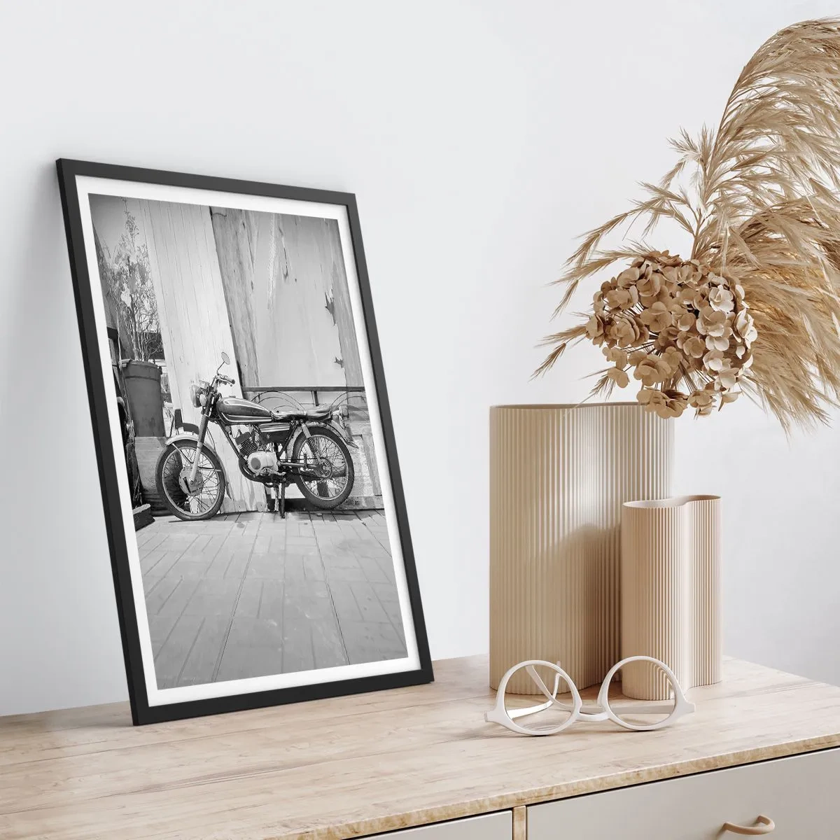 Póster en marco negro - Motocicleta retro contra una pared de madera. - 50x70cm - Los clásicos por encima de todo - Decoración de pared moderna para salón y dormitorio ARTTOR