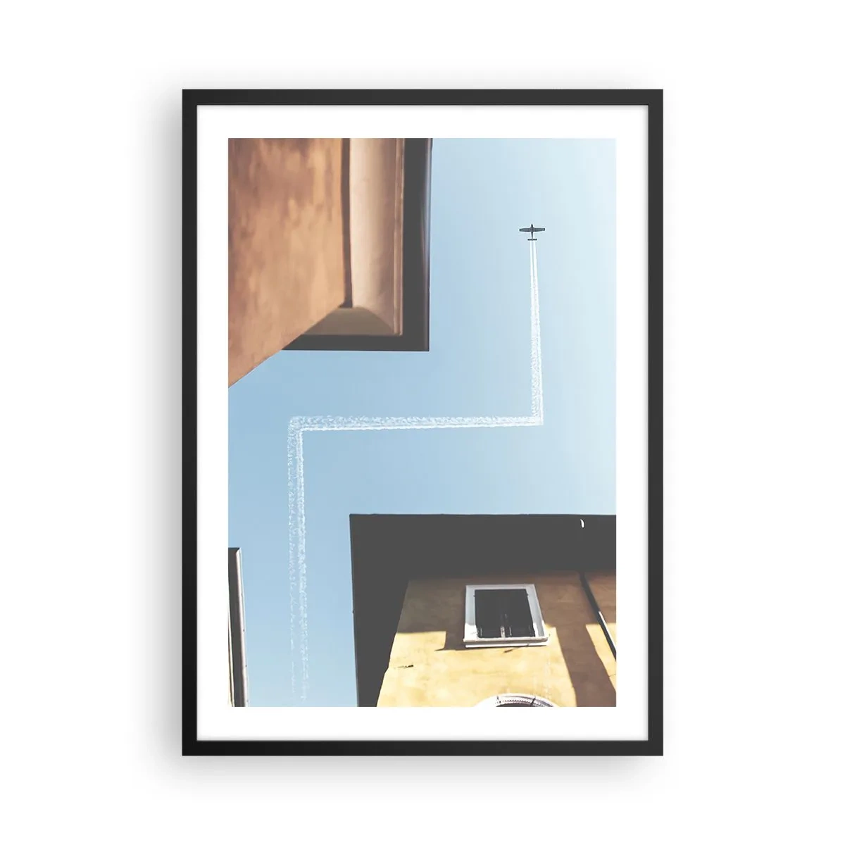Póster en marco negro - Perspectiva de edificios con un avión y una trayectoria inusual en el cielo. - 50x70cm - Por encima del laberinto urbano - Decoración de pared moderna para salón y dormitorio ARTTOR