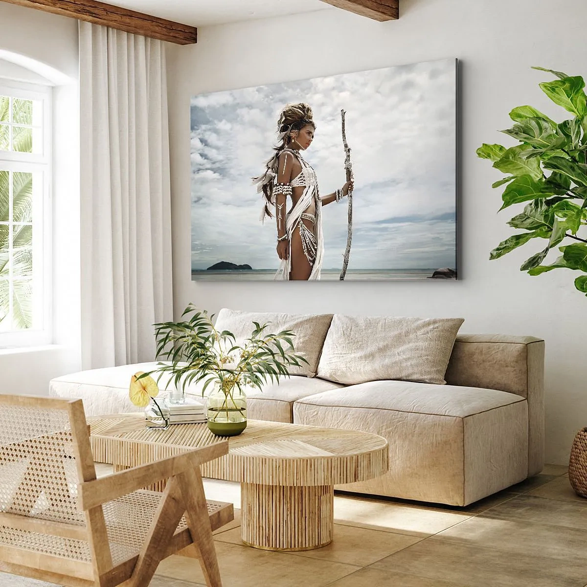Cuadro sobre lienzo - Impresión de Imagen - Mujer estilizada en la playa con adornos étnicos y un palo. - 70x50cm - Reina de los trópicos - Decoración de pared moderna para salón y dormitorio ARTTOR