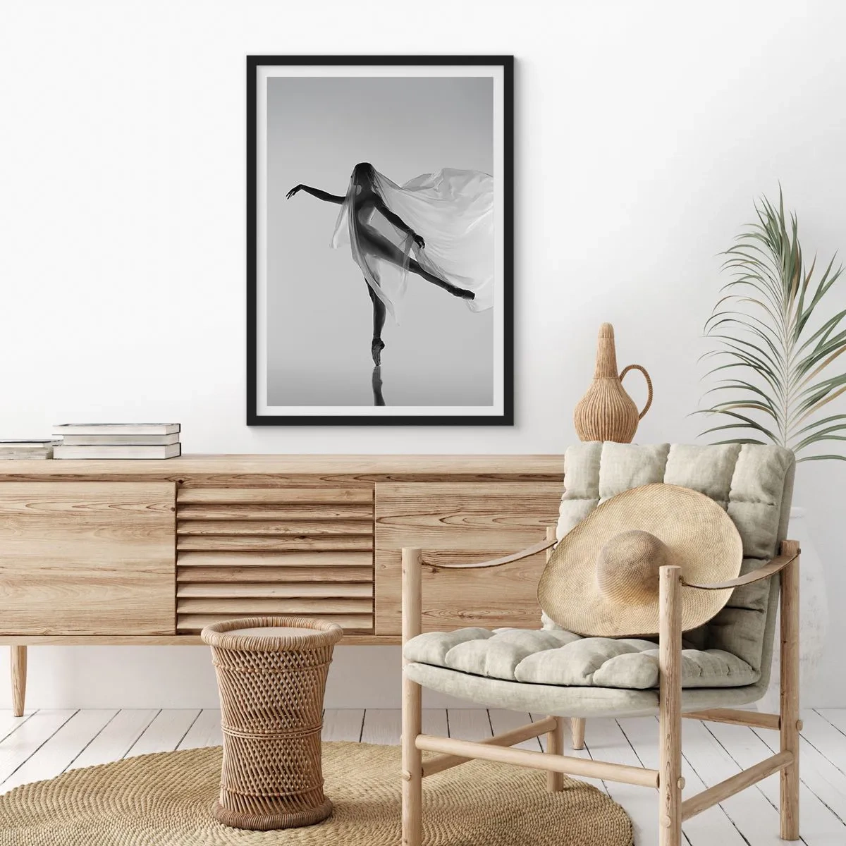 Póster en marco negro - Una bailarina con un velo vaporoso en una composición en blanco y negro. - 50x70cm - Ligereza y gracia - Decoración de pared moderna para salón y dormitorio ARTTOR