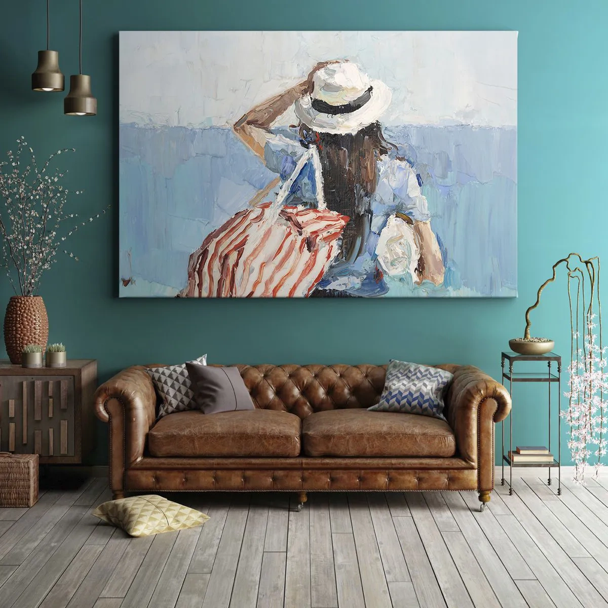 Cuadro sobre lienzo - Impresión de Imagen - Una mujer con sombrero frente al mar azul. - 70x50cm - Bienvenida a tus vacaciones - Decoración de pared moderna para salón y dormitorio ARTTOR