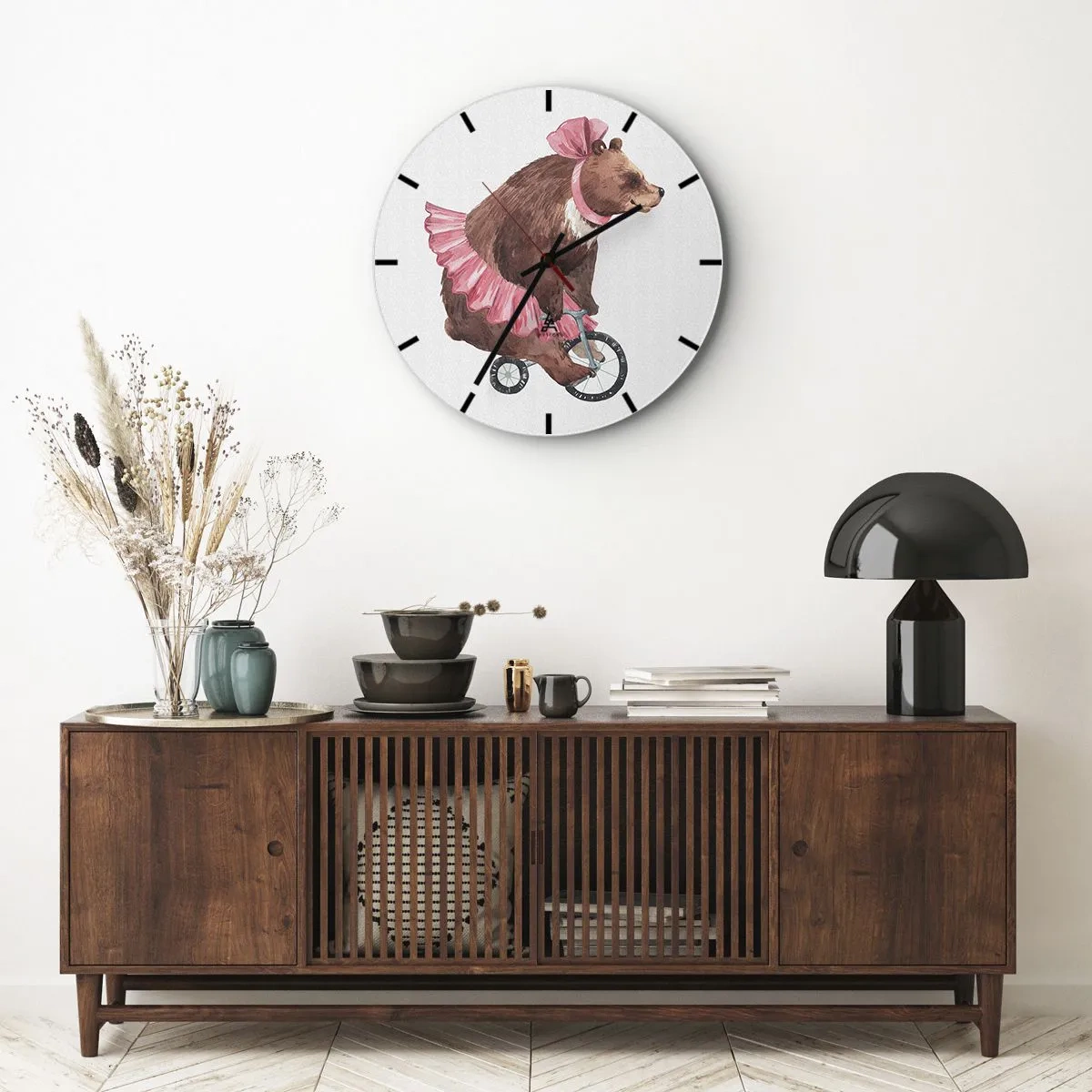 Reloj de pared - Reloj de vidrio - Un oso con una falda rosa montando un monociclo. - 30x30cm - ¡Qué circo! - Decoración de pared moderna para salón, cocina y dormitorio ARTTOR