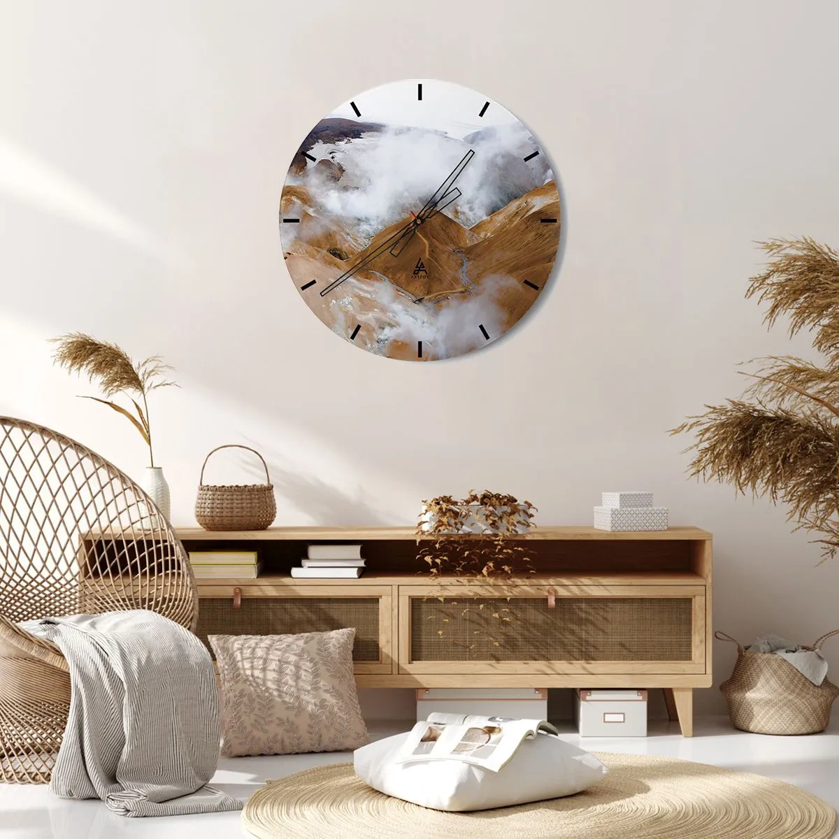 Reloj de pared - Reloj de vidrio - Paisaje montañoso de Islandia con nieblas suspendidas sobre el valle. - 30x30cm - La dura belleza de Islandia - Decoración de pared moderna para salón, cocina y dormitorio ARTTOR