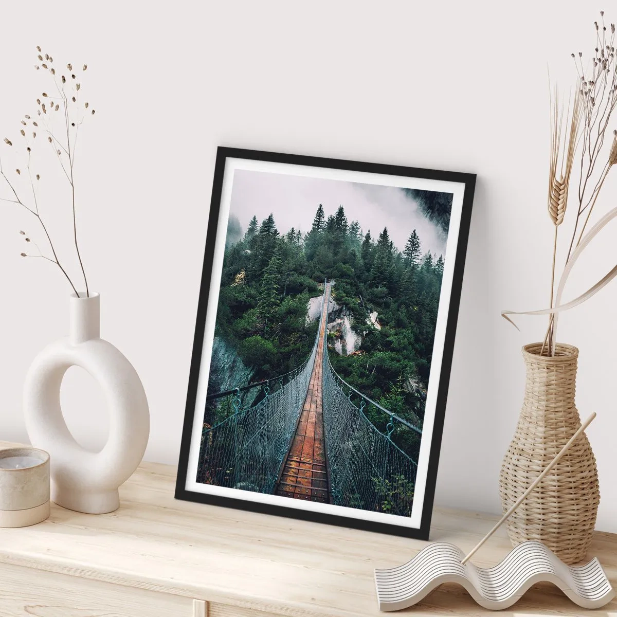 Póster en marco negro - Un puente colgante a través de un bosque denso y brumoso. - 50x70cm - Solo para águilas - Decoración de pared moderna para salón y dormitorio ARTTOR