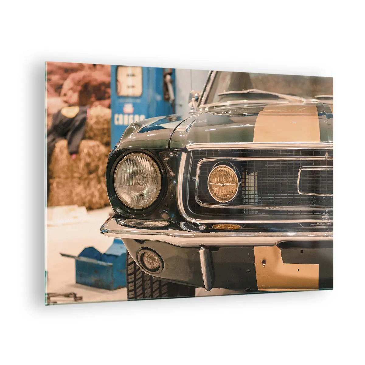 Cuadro sobre vidrio - Impresiones sobre Vidrio - Vista de cerca de un coche clásico, Mustang, en un taller. - 70x50cm - Encuentro con una leyenda - Decoración de pared moderna para salón y dormitorio ARTTOR