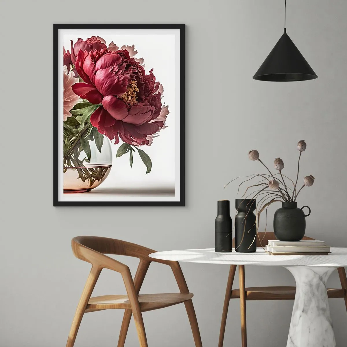 Póster en marco negro - Peonías rojas en un jarrón de cristal sobre un fondo blanco. - 50x70cm - En plena floración de la belleza - Decoración de pared moderna para salón y dormitorio ARTTOR