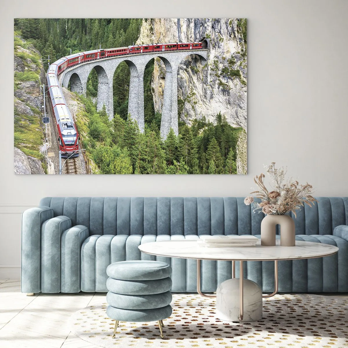 Cuadro sobre vidrio - Impresiones sobre Vidrio - Un tren con un puente de montaña al fondo entre paisajes verdes. - 70x50cm - Atravesando las montañas - Decoración de pared moderna para salón y dormitorio ARTTOR