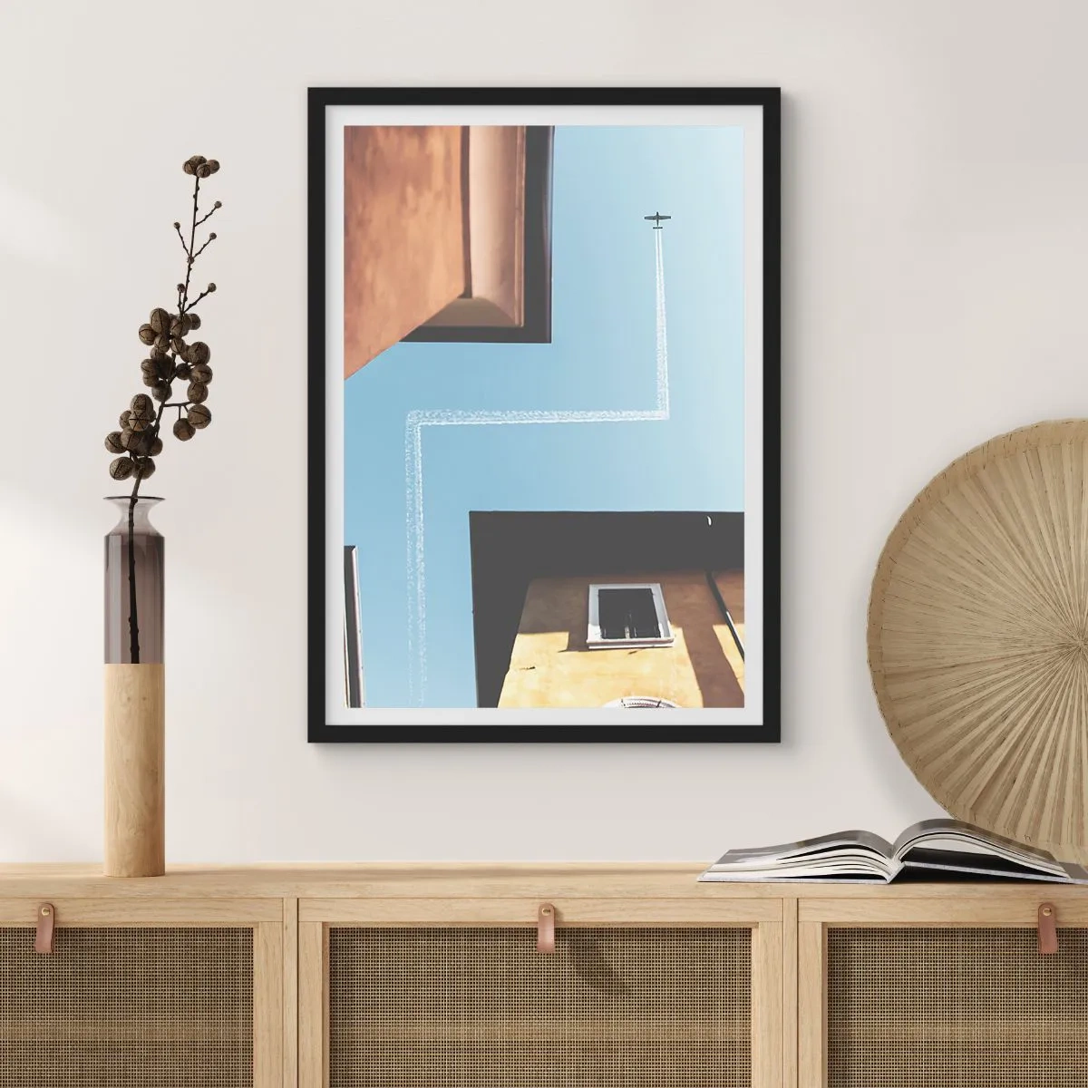 Póster en marco negro - Perspectiva de edificios con un avión y una trayectoria inusual en el cielo. - 50x70cm - Por encima del laberinto urbano - Decoración de pared moderna para salón y dormitorio ARTTOR