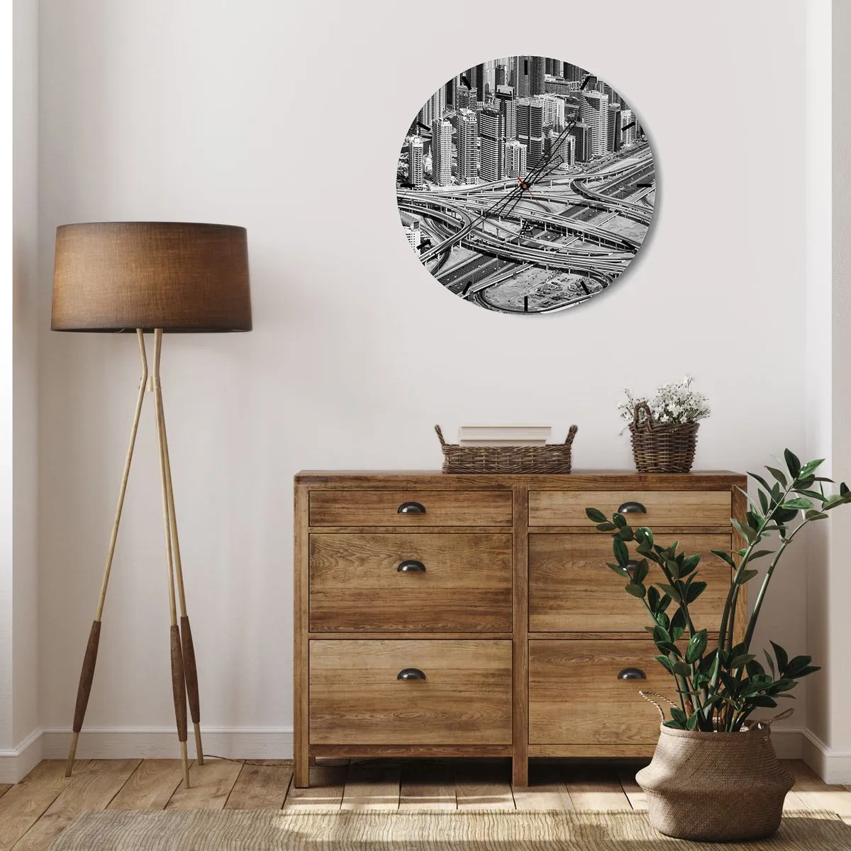 Reloj de pared - Reloj de vidrio - Una fotografía en blanco y negro de una ciudad con una densa red de autopistas. - 30x30cm - Dubái: la ciudad imposible - Decoración de pared moderna para salón, cocina y dormitorio ARTTOR