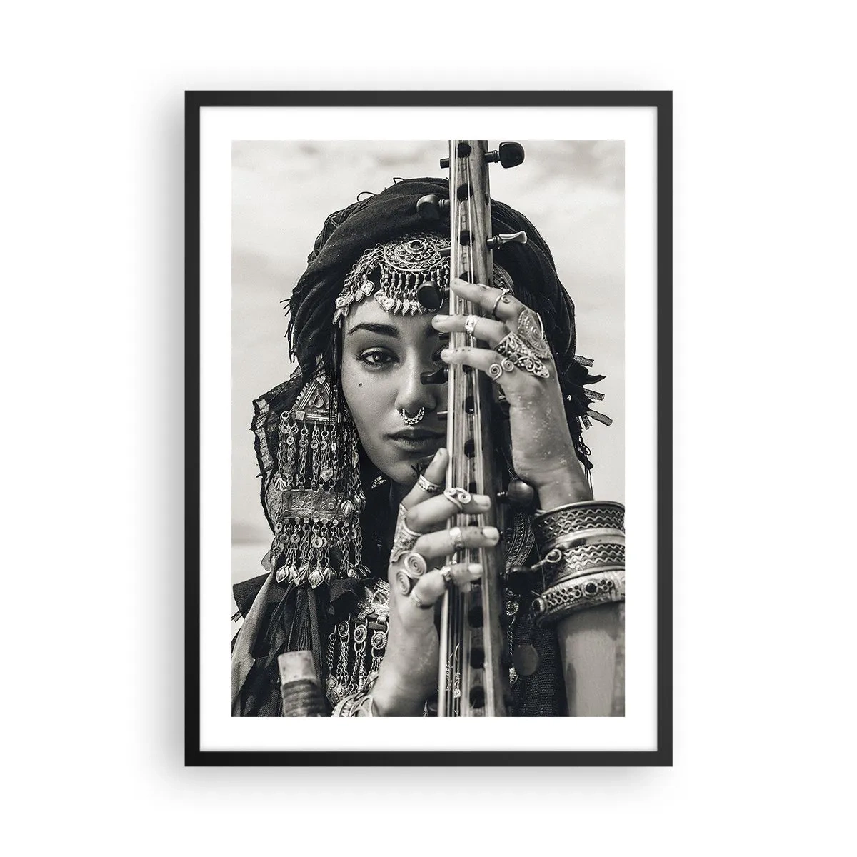 Póster en marco negro - Retrato de una mujer con decoraciones vintage orientales. - 50x70cm - La música propia de Oriente - Decoración de pared moderna para salón y dormitorio ARTTOR