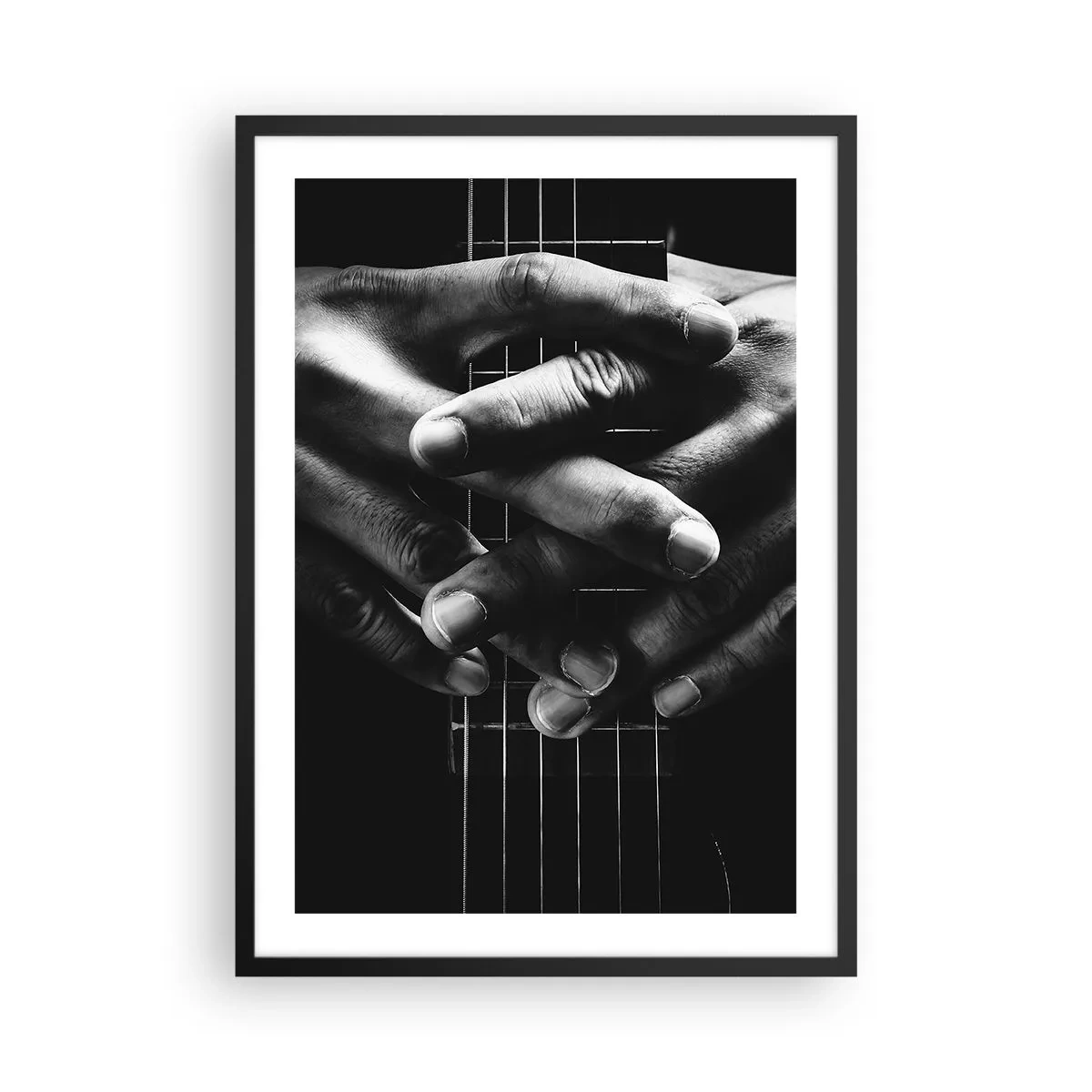 Póster en marco negro - Manos unidas sobre las cuerdas de una guitarra en blanco y negro - 50x70cm - La oración del artista - Decoración de pared moderna para salón y dormitorio ARTTOR