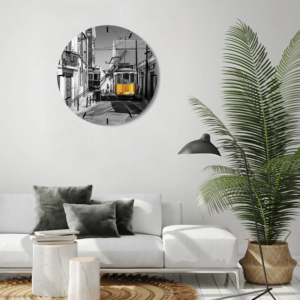 Reloj de pared - Reloj de vidrio - Un tranvía amarillo en una calle en blanco y negro de Lisboa - 30x30cm - Espíritu de Lisboa - Decoración de pared moderna para salón, cocina y dormitorio ARTTOR