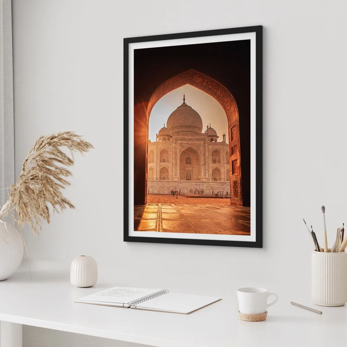 Póster en marco negro - La estructura monumental vista a través del arco ornamentado al atardecer. - 50x70cm - Un monumento al amor sobrenatural - Decoración de pared moderna para salón y dormitorio ARTTOR