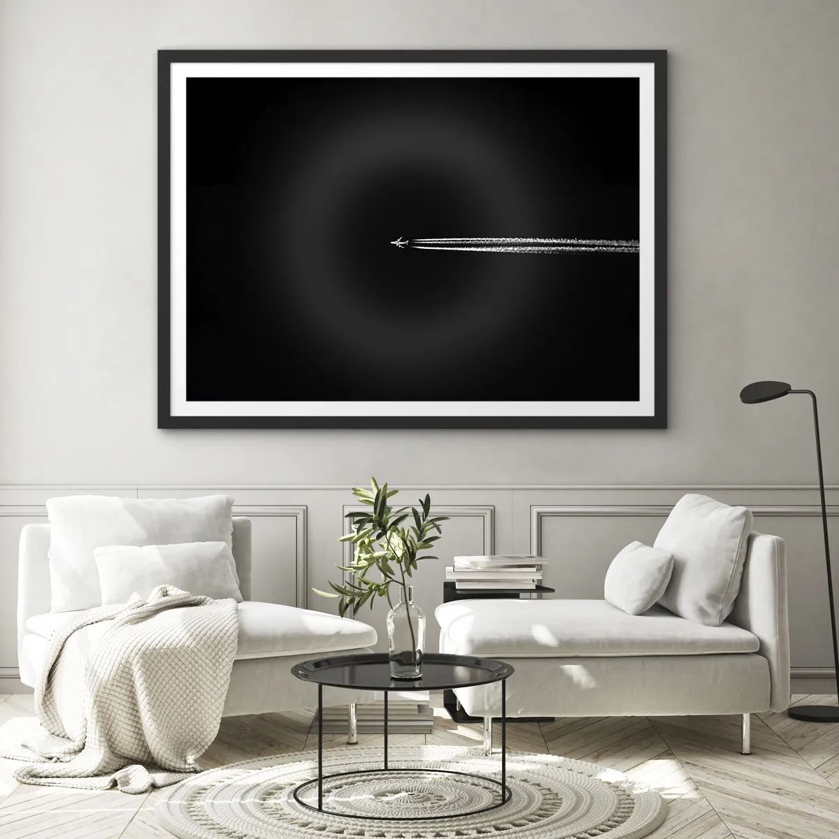 Póster en marco negro - Un avión a reacción con una estela de condensación visible sobre un fondo negro. - 70x50cm - En otra dimensión - Decoración de pared moderna para salón y dormitorio ARTTOR