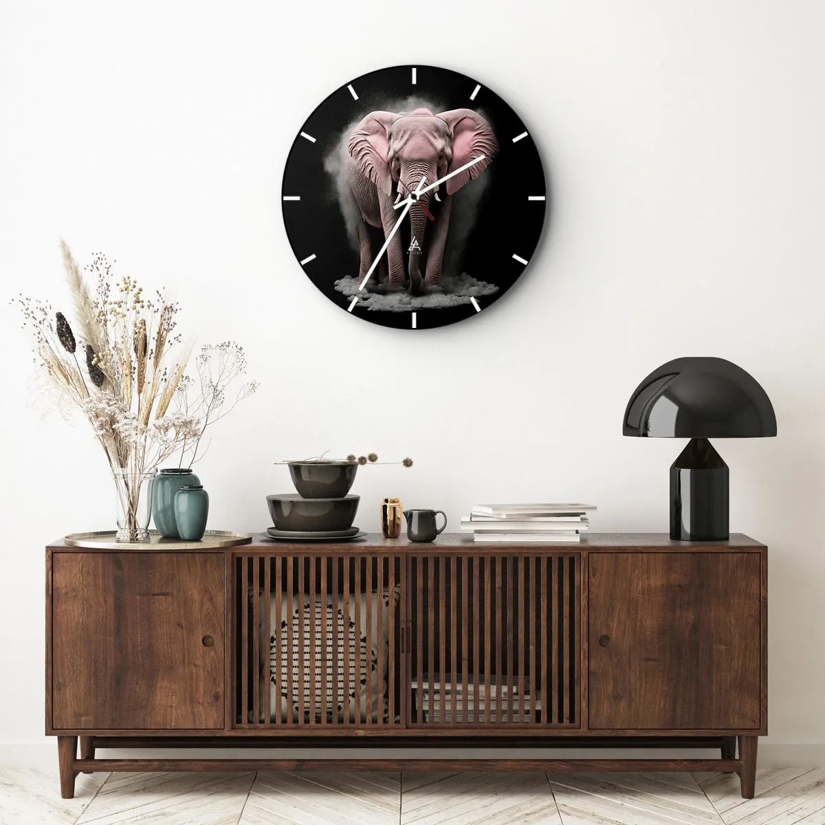 Reloj de pared - Reloj de vidrio - Un elefante rosa sobre un fondo negro rodeado de niebla. - 30x30cm - El rey rosado de oriente - Decoración de pared moderna para salón, cocina y dormitorio ARTTOR