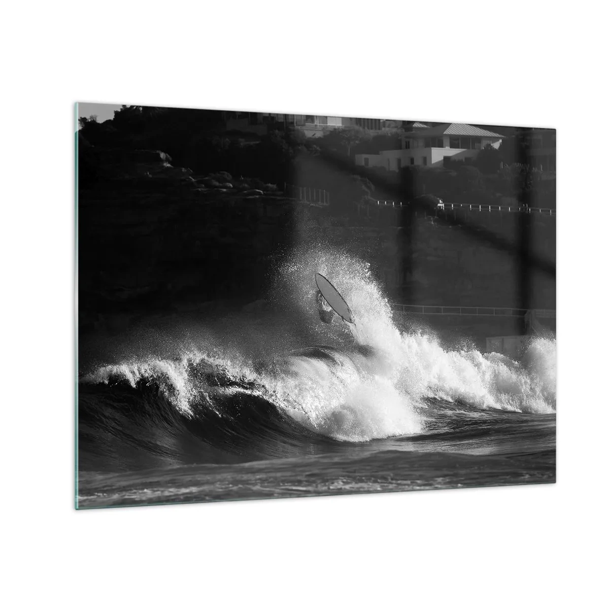 Cuadro sobre vidrio - Impresiones sobre Vidrio - Un surfista montando una ola capturado en una fotografía en blanco y negro. - 70x50cm - Desafío aceptado - Decoración de pared moderna para salón y dormitorio ARTTOR