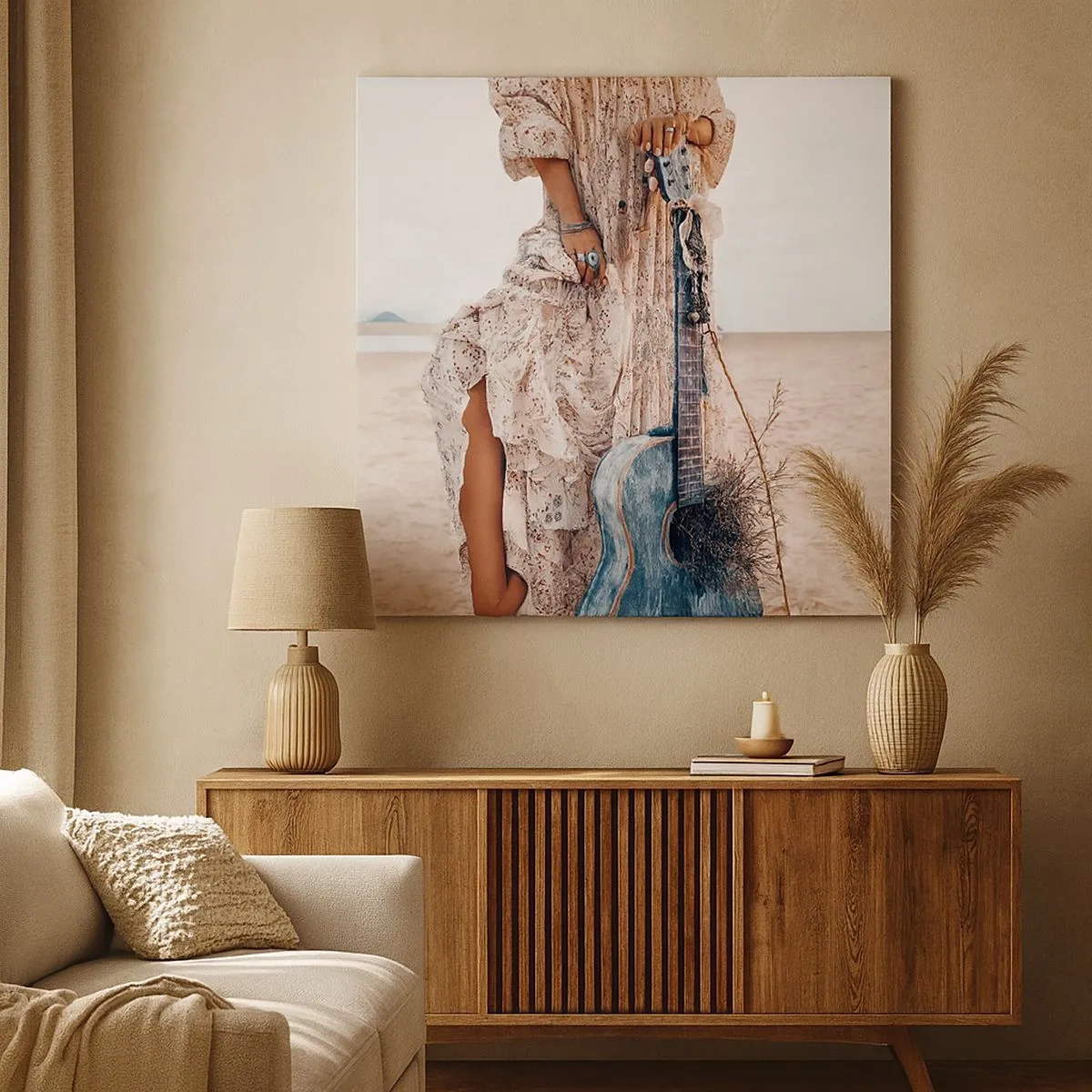 Cuadro sobre lienzo - Impresión de Imagen - Mujer de estilo boho con guitarra en la playa - 70x50cm - Una flor en el camino - Decoración de pared moderna para salón y dormitorio ARTTOR