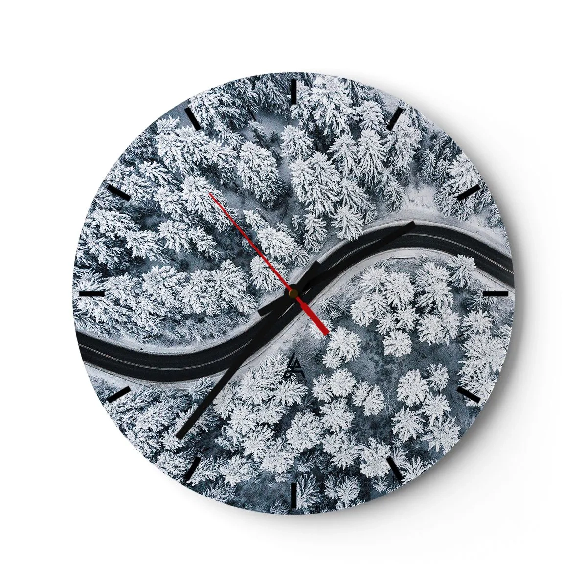 Reloj de pared - Reloj de vidrio - Una vista aérea de un camino que serpentea a través de un bosque invernal cubierto de nieve. - 30x30cm - A través de un bosque invernal - Decoración de pared moderna para salón, cocina y dormitorio ARTTOR