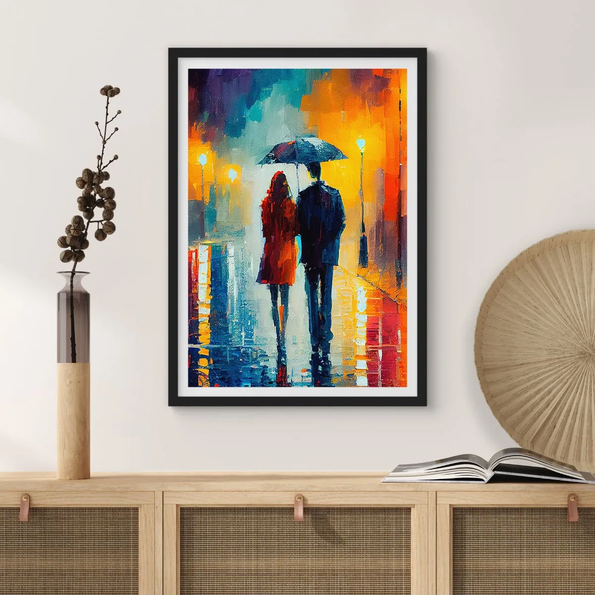 Póster en marco negro - Una pareja con paraguas bajo la lluvia, caminando por una calle de la ciudad. - 50x70cm - Juntos en una noche llena de color - Decoración de pared moderna para salón y dormitorio ARTTOR