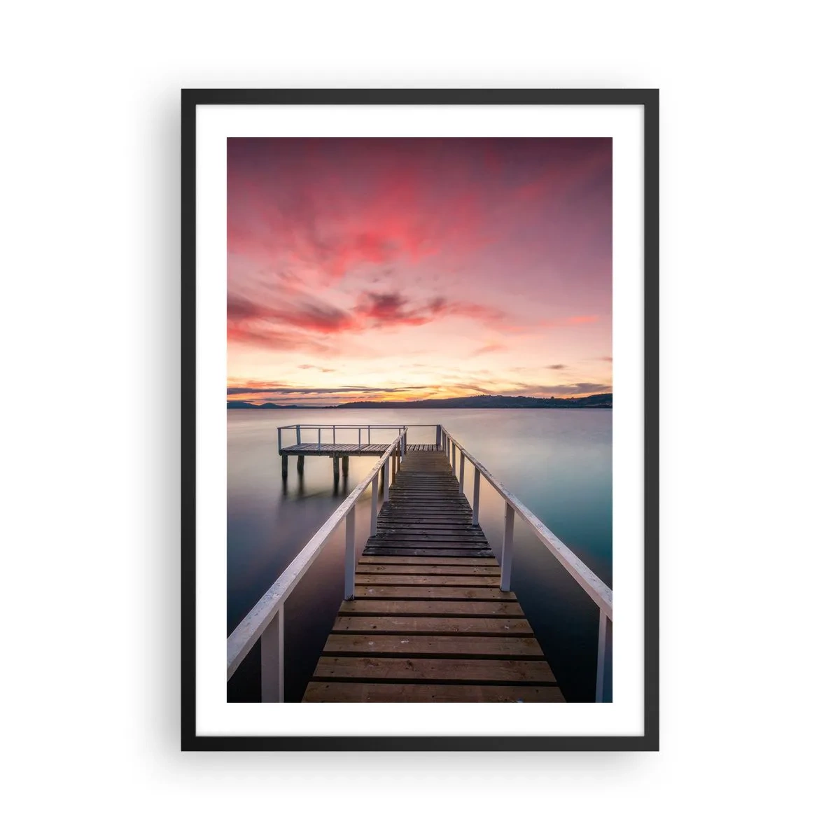 Póster en marco negro - Un muelle en el lago a la luz del sol poniente. - 50x70cm - La suave llama del atardecer - Decoración de pared moderna para salón y dormitorio ARTTOR