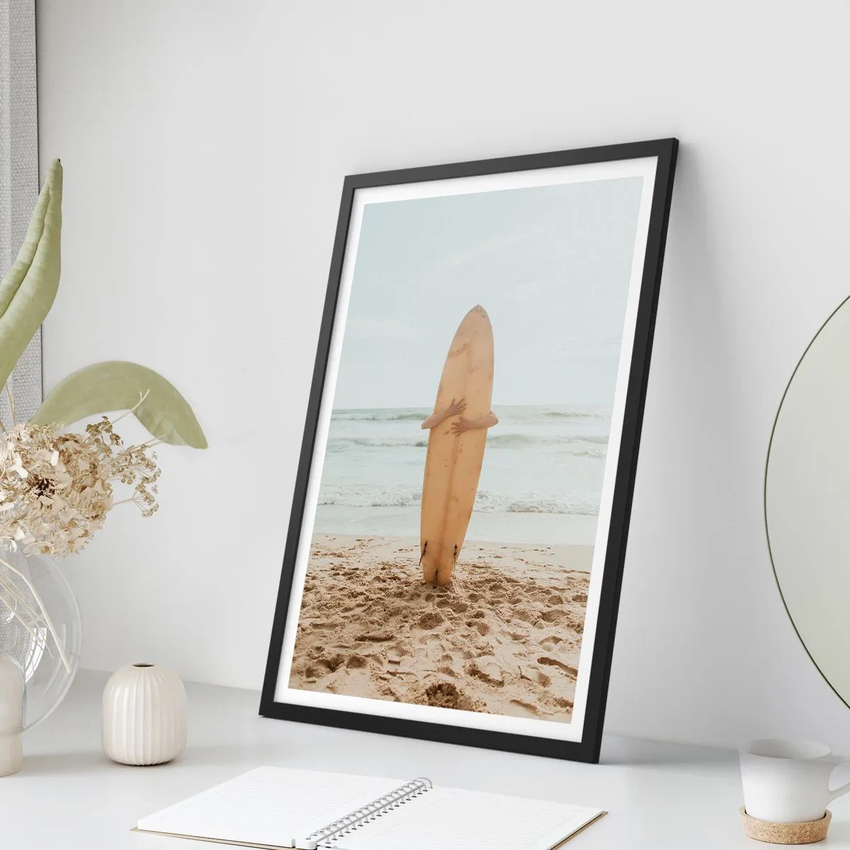 Póster en marco negro - Una persona sosteniendo una tabla de surf en una playa, con vistas al mar. - 50x70cm - Por el amor de las olas - Decoración de pared moderna para salón y dormitorio ARTTOR