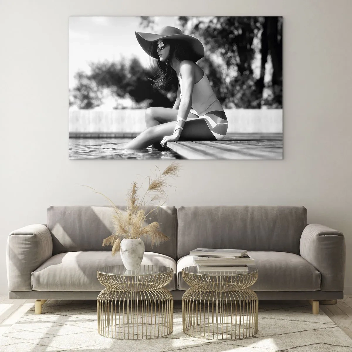 Cuadro sobre vidrio - Impresiones sobre Vidrio - Mujer con sombrero sentada junto a la piscina en blanco y negro - 70x50cm - Un sueño de verano - Decoración de pared moderna para salón y dormitorio ARTTOR
