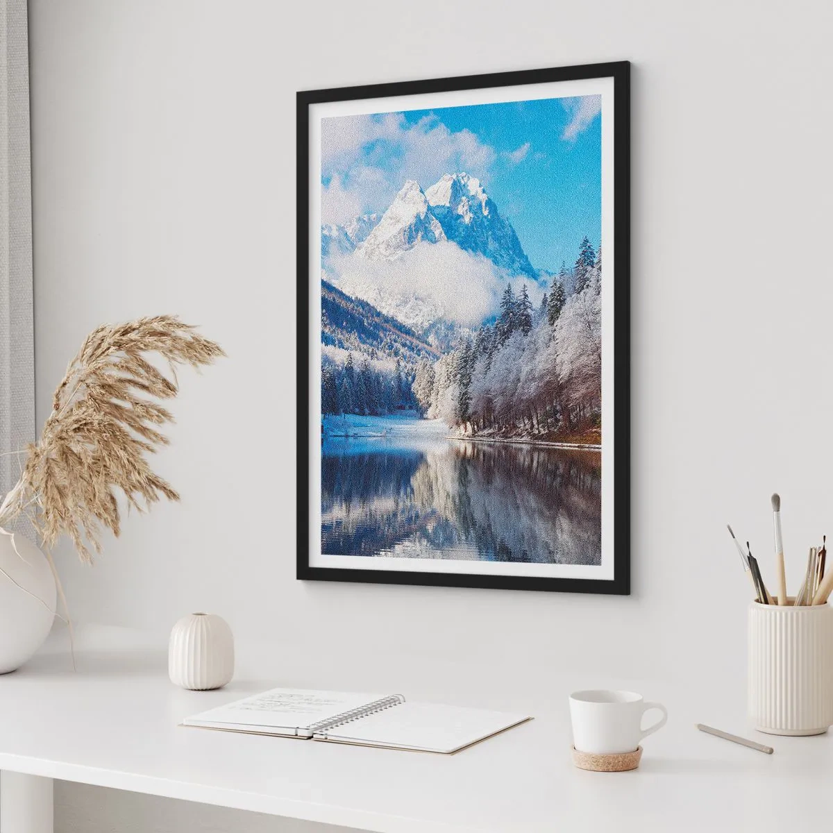 Póster en marco negro - Montañas nevadas reflejadas en un lago en invierno - 50x70cm - Guardia de nieve - Decoración de pared moderna para salón y dormitorio ARTTOR