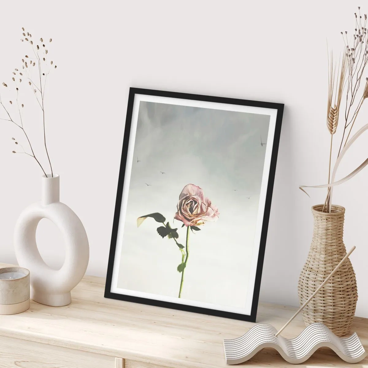 Póster en marco negro - Una rosa sutil contra un cielo delicado. - 50x70cm - Bienvenida a la primavera - Decoración de pared moderna para salón y dormitorio ARTTOR