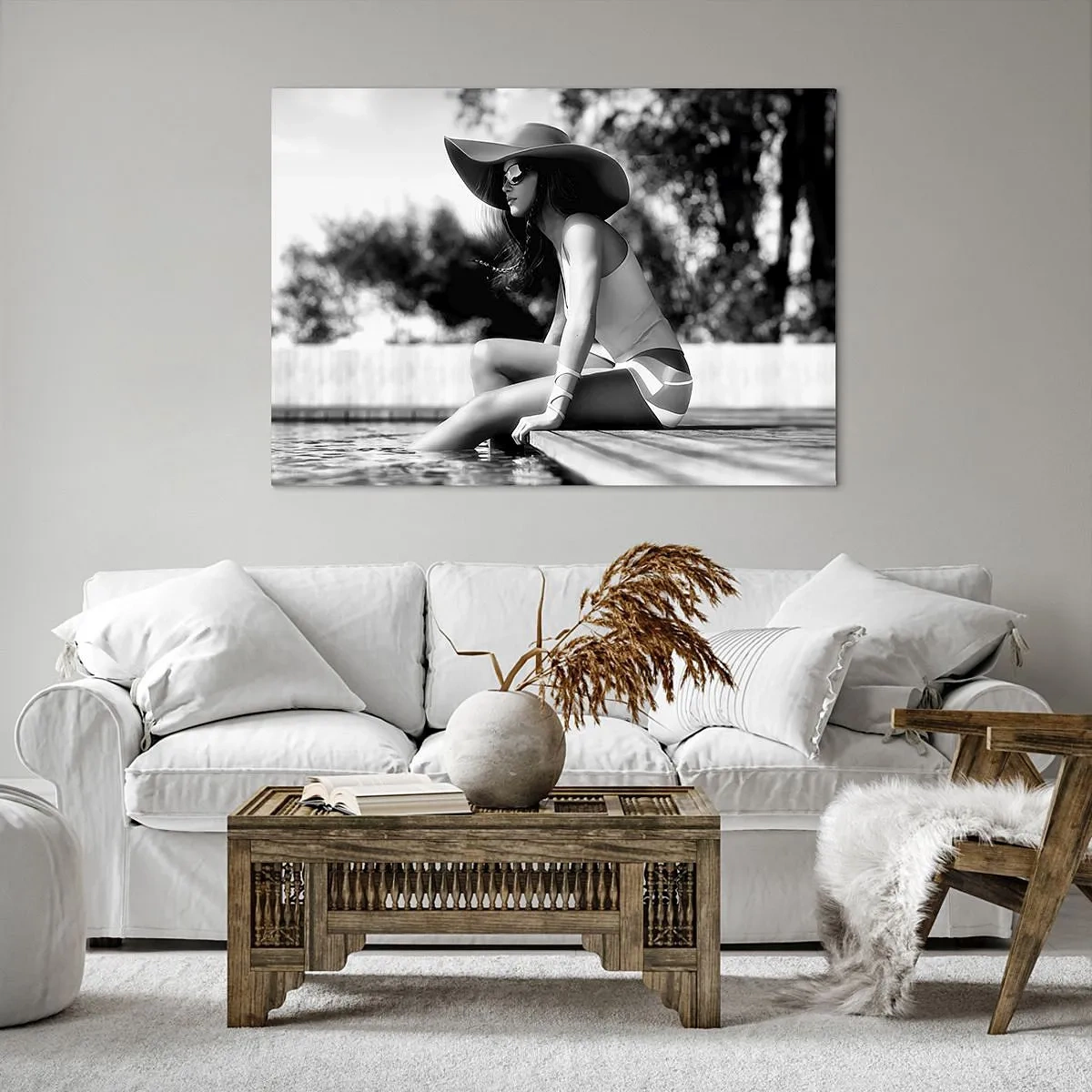 Cuadro sobre lienzo - Impresión de Imagen - Mujer con sombrero junto a la piscina en blanco y negro - 70x50cm - Un sueño de verano - Decoración de pared moderna para salón y dormitorio ARTTOR