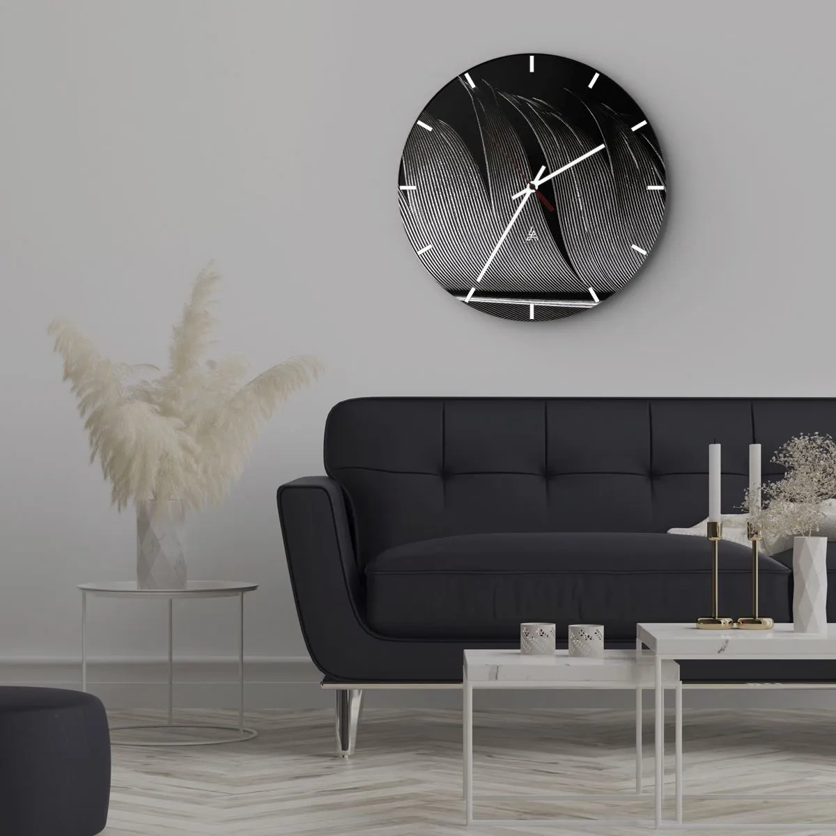 Reloj de pared - Reloj de vidrio - Primer plano de una pluma en blanco y negro contrastante. - 30x30cm - Pluma - una construcción maravillosa - Decoración de pared moderna para salón, cocina y dormitorio ARTTOR