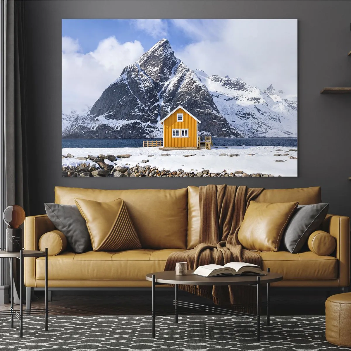 Cuadro sobre vidrio - Impresiones sobre Vidrio - Una cabaña amarilla en un fiordo con montañas nevadas al fondo. - 70x50cm - Vacaciones escandinavas - Decoración de pared moderna para salón y dormitorio ARTTOR