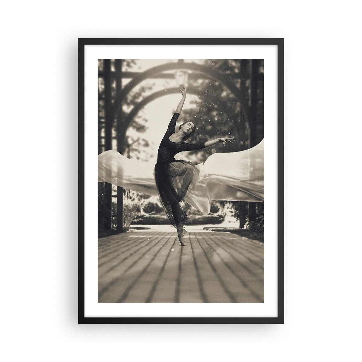 Póster en marco negro - Una bailarina en movimiento etéreo en un entorno de jardín. - 50x70cm - Danza del espíritu del jardín - Decoración de pared moderna para salón y dormitorio ARTTOR