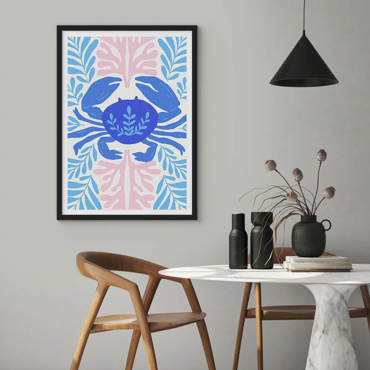 Póster en marco negro - Un cangrejo azul decorativo rodeado de plantas marinas. - 50x70cm - Como una flor de mar - Decoración de pared moderna para salón y dormitorio ARTTOR