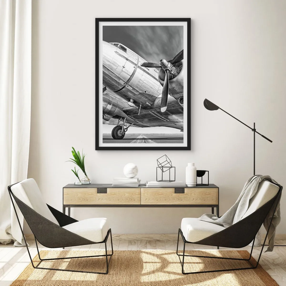 Póster en marco negro - Una fotografía en blanco y negro de cerca de un avión clásico. - 50x70cm - Siempre listo para volar - Decoración de pared moderna para salón y dormitorio ARTTOR