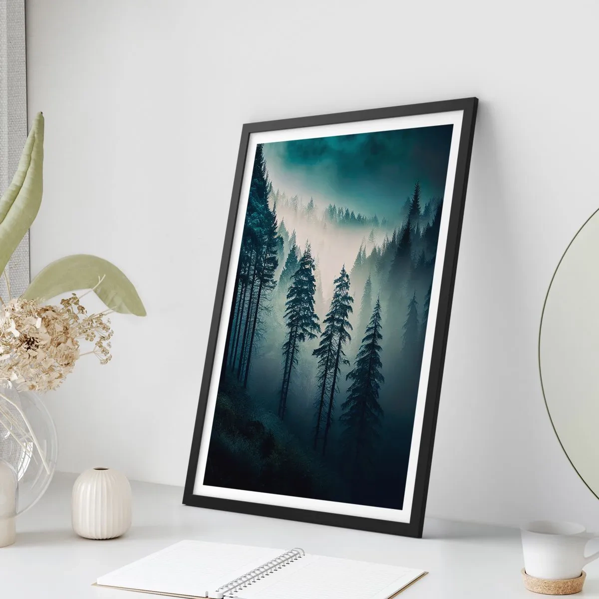 Póster en marco negro - Un bosque oscuro envuelto en niebla. - 50x70cm - Mañana de montaña - Decoración de pared moderna para salón y dormitorio ARTTOR