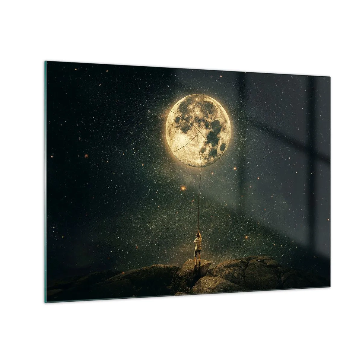 Cuadro sobre vidrio - Impresiones sobre Vidrio - Una figura en una roca sosteniendo la luna, que está atrapada en una cuerda. - 70x50cm - El que robó la luna - Decoración de pared moderna para salón y dormitorio ARTTOR