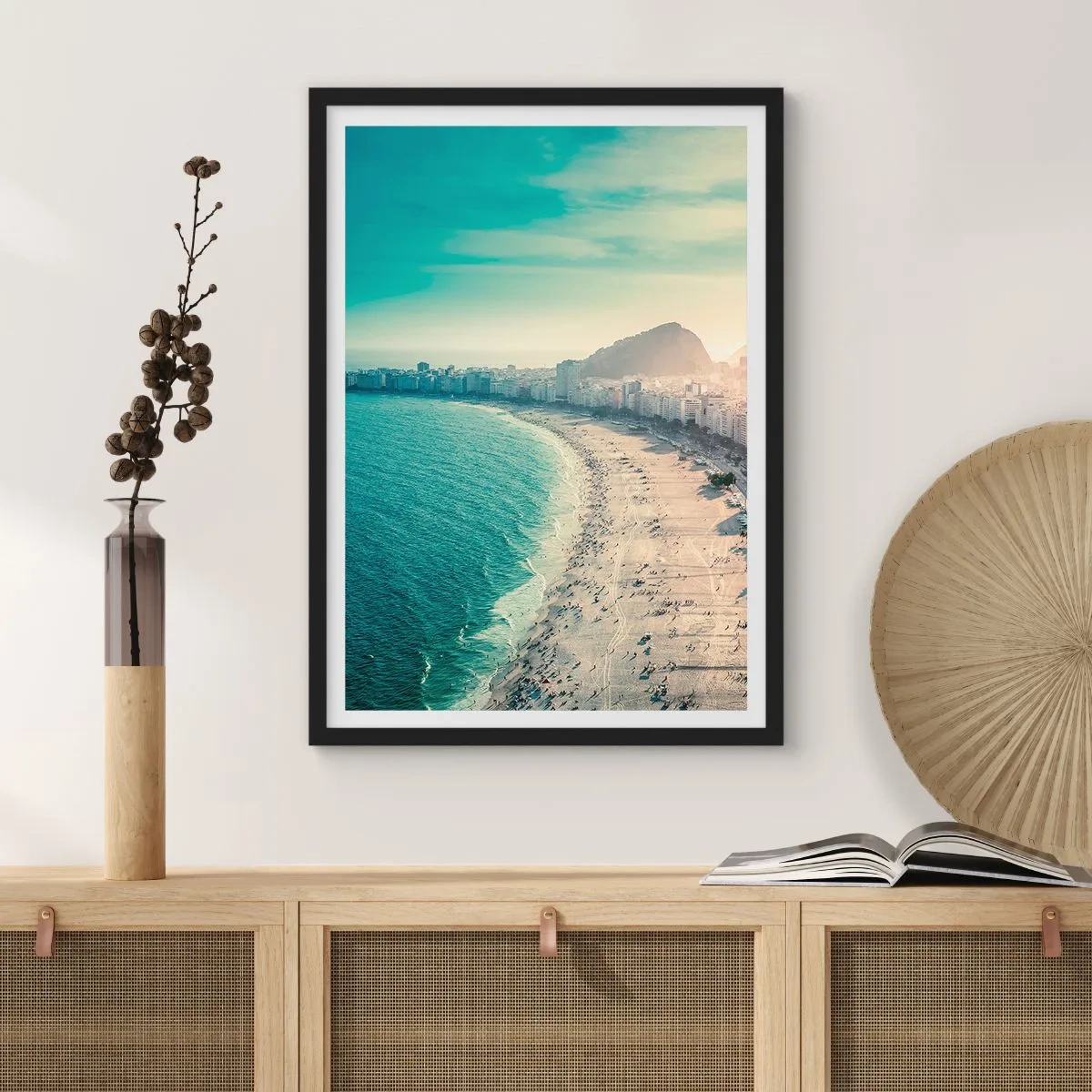 Póster en marco negro - Vista de la playa y la ciudad al atardecer - 50x70cm - Vacaciones perpetuas en Río - Decoración de pared moderna para salón y dormitorio ARTTOR