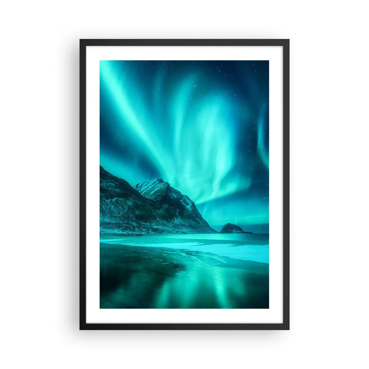 Póster en marco negro - Una toma fotográfica de la aurora boreal sobre un paisaje montañoso. - 50x70cm - Maravillas del norte - Decoración de pared moderna para salón y dormitorio ARTTOR