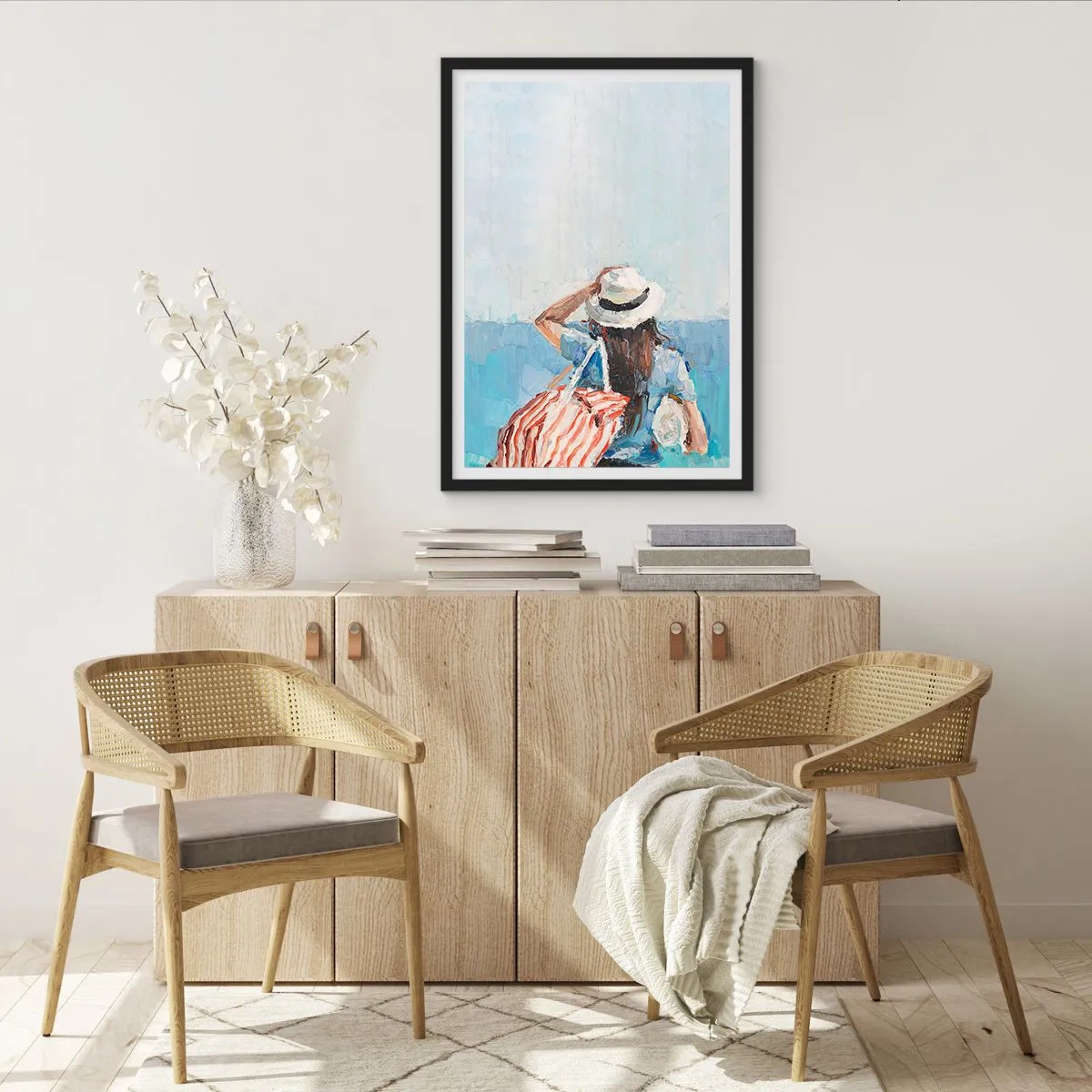 Póster en marco negro - Una mujer con sombrero mirando al mar. - 50x70cm - Bienvenida a tus vacaciones - Decoración de pared moderna para salón y dormitorio ARTTOR